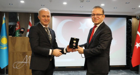 Uygur akademisyen Erkin Emet’e Türk Dünyasına ve Türk Kültürüne Hizmet Ödülü Uygur akademisyen Erkin Emet’e Türk Dünyasına ve Türk Kültürüne Hizmet Ödülü